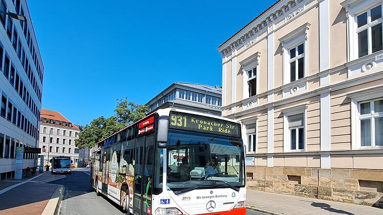 Ein Bus der Stadtwerke Bamberg verl&auml;sst den Zentralen Omnibusbahnhof in Bamberg