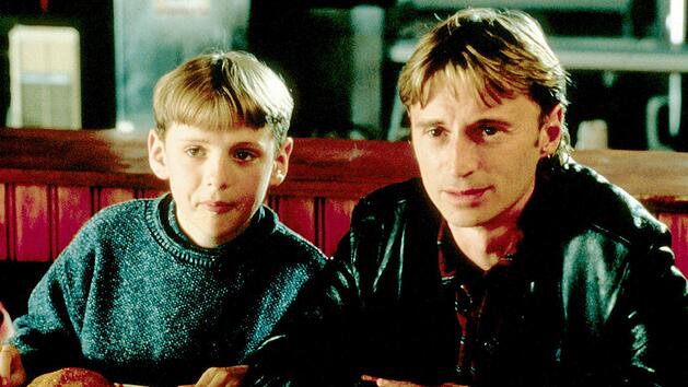 Um den Unterhalt f&uuml;r seinen Sohn Nathan (William Snape, links) auftreiben zu k&ouml;nnen, kommt Gaz (Robert Carlyle) auf die Idee, durch Strippen Geld zu verdienen.
