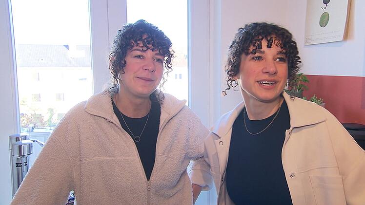 Keine Zwillinge, aber verbl&uuml;ffend &auml;hnlich: Julia (34, links) und ihre Schwester Verena (32).