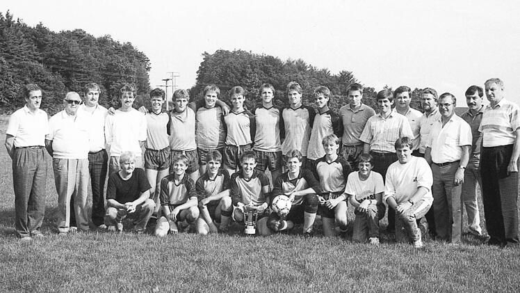 Der Raiffeisen-Pokal der A-Jugend geht vor 25 Jahren an die SG Hassenbach/Schlimpfhof.