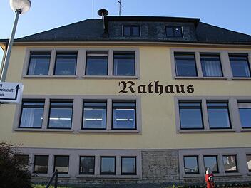 Die alte Schule in Marktleugast bleibt Sitz der Verwaltung der Verwaltungsgemeinschaft.  Foto: Archiv/Adam