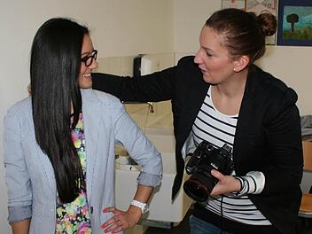 Franziska Dimitrov weiß, wie die Berufsanwärter auf dem Foto aussehen sollen, auch bei Joana Especiosa hat sie eine genaue Vorstellung.  Fotos: Sabine Herteux