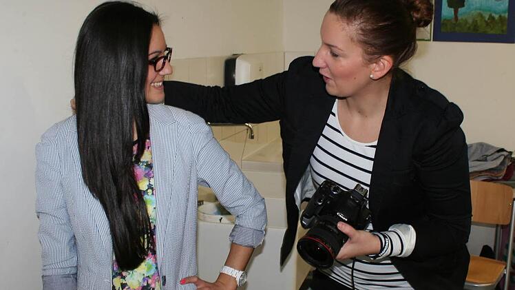 Franziska Dimitrov weiß, wie die Berufsanwärter auf dem Foto aussehen sollen, auch bei Joana Especiosa hat sie eine genaue Vorstellung.  Fotos: Sabine Herteux