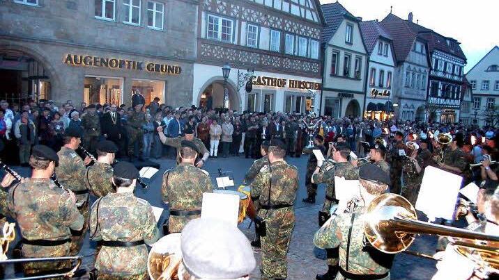 Mit einer Serenade auf dem Eberner Marktplatz endete 2004 die Bundeswehrpräsenz in der Stadt. Foto: Ralf Kestel