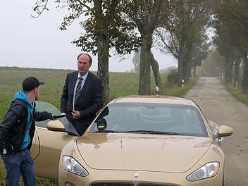Edel-Anzug trifft Luxuslimousine: Herbert Knaup war gestern mit einem Maserati auf der Straße zwischen Ottowind und Rottenbach unterwegs.  Fotos: Berthold Köhler