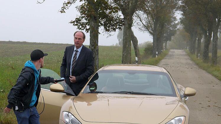 Edel-Anzug trifft Luxuslimousine: Herbert Knaup war gestern mit einem Maserati auf der Straße zwischen Ottowind und Rottenbach unterwegs.  Fotos: Berthold Köhler