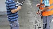 Tobias Rauh (links, mit Laptop) und Matthias Braun mit Bodenmikrofon suchen ind er Kronachallee nach dem schadhaften Kabel.
