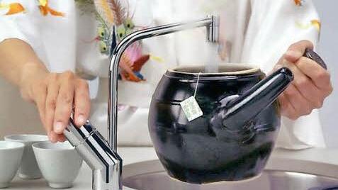 Auch kochendes Wasser für den Tee kann jederzeit direkt verfügbar sein.