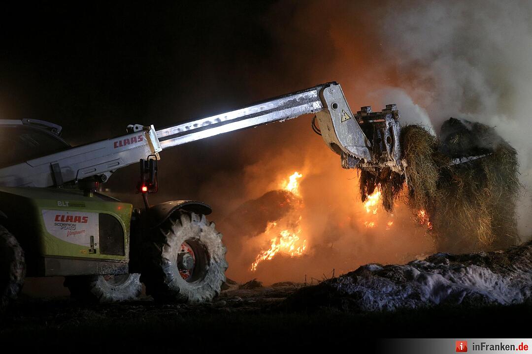 150 Strohballen gehen lichterloh in Flammen auf - Brandstiftung wahrscheinlich
