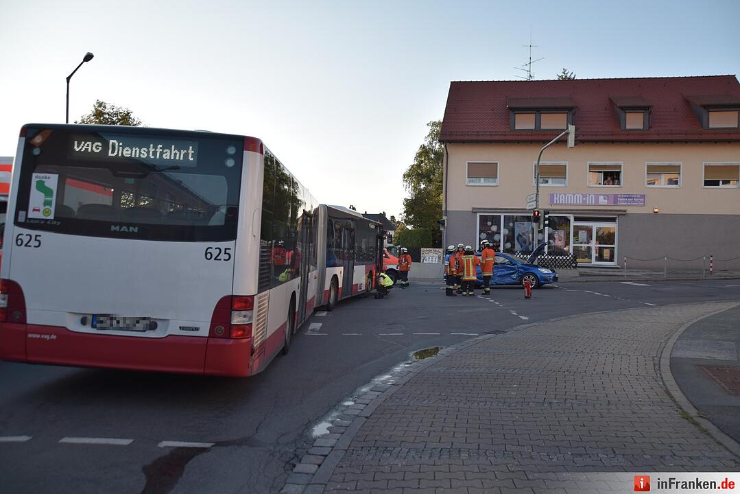 Rote Ampel übersehen: Bus kollidiert mit Auto in Nürnberg