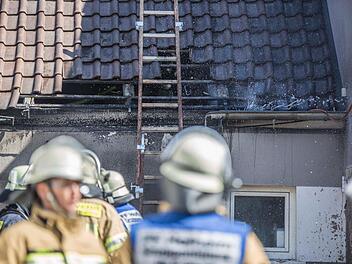 Kräftig in Mitleidenschaft gezogen wurde eine Garage bei einem Mülltonnenbrand am Sonntagmittag in Hofheim. Foto: René Ruprecht