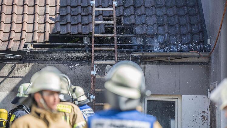 Kräftig in Mitleidenschaft gezogen wurde eine Garage bei einem Mülltonnenbrand am Sonntagmittag in Hofheim. Foto: René Ruprecht