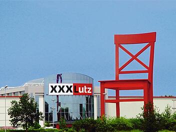 Der überdimensionierte rote Stuhl, das Erkennungsmerkmal der XXX-Lutz-Möbelhäuser, steht bald in Bayreuth. Foto: Lutz-Unternehmensgruppe