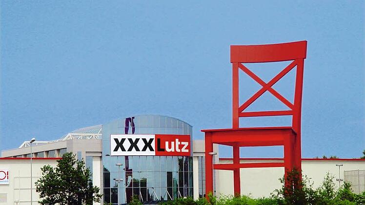 Der überdimensionierte rote Stuhl, das Erkennungsmerkmal der XXX-Lutz-Möbelhäuser, steht bald in Bayreuth. Foto: Lutz-Unternehmensgruppe