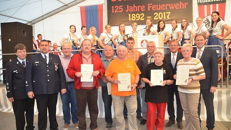 Diese Jubilare halten schon 25 beziehungsweise 40 Jahre ihrer Feuerwehr Haig die Treue.