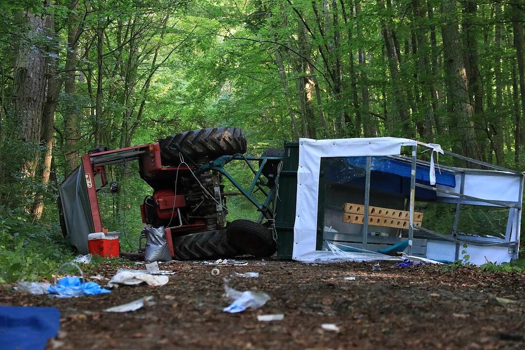 Traktor kippt bei Falkenberg um - 13 Verletzte