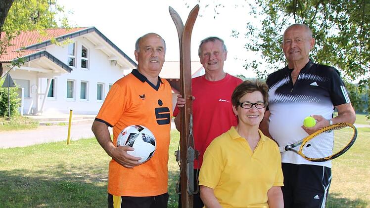 Gerhard Kirchner (von links), Lothar Brehm, Rita Markard und Walter Hahn sind nicht nur erfolgreiche Sportler des TSV Wollbach. Sie haben auch als Funktionäre Verantwortung getragen. Foto: Kathrin Kupka-Hahn