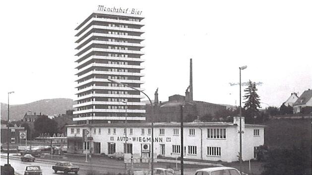 Blick von der Weidenleite zur Bayreuther Stra&szlig;e mit Auto Wiegmann und Wohnturm West; das Bild d&uuml;rfte 40 bis 50 Jahre alt sein. Foto: Archiv Stephan Tiroch