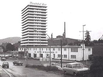 Blick von der Weidenleite zur Bayreuther Straße mit Auto Wiegmann und Wohnturm West; das Bild dürfte 40 bis 50 Jahre alt sein. Foto: Archiv Stephan Tiroch