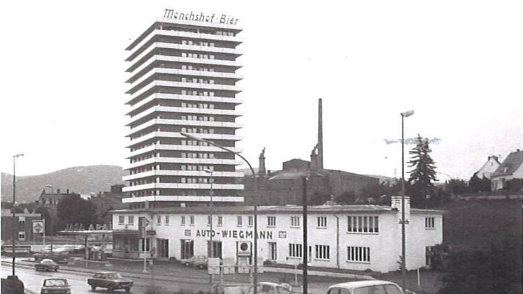 Blick von der Weidenleite zur Bayreuther Straße mit Auto Wiegmann und Wohnturm West; das Bild dürfte 40 bis 50 Jahre alt sein. Foto: Archiv Stephan Tiroch