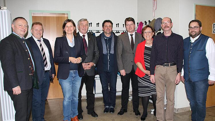 Sie sprachen bei der Hauptversammlung des Kreisverbandes der Obst und Gartenbauvereine (von links): Landrat Thomas Bold, Bürgermeister Matthias Klement, Bundestagsabgeordnete Manuela Rottmann, der stellvertretende Bezirksvorsitzende Paul Heuler, Geschäftsführer Dieter Büttner, Landtagsabgeordneter Sandro Kirchner, Bezirksrätin Karin Renner, der Poppenläurer Vorsitzende Knut Bieber und Kreisvorsitzender Markus Stockmann.  Dieter Britz