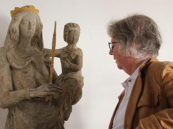 Marlis Albert schaut sich die Original-Madonna vom Jörgentor an. Das ist einer der Kunstschätze, mit dem sich die Museumsfreunde beworben haben. Thomas Malz