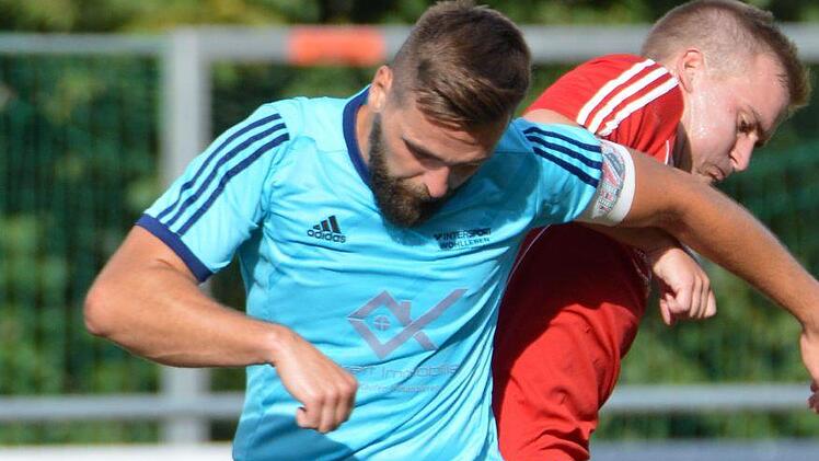 Die Mannschaftsf&uuml;hrer unter sich: Der Altenkunstadter Florian Klemenz (rechts) und der Baiersdorfer Lothar Dill im Zweikampf. Foto: Gunther Czepera