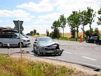 Auf der B 303-Abzweigung Ebersdorf West wurden gleich vier Fahrzeuge in einen Unfall verwickelt. Alle Fahrzeuge wurden derart stark beschädigt, dass sie abgeschleppt werden mussten. Foto: Michael Stelzner