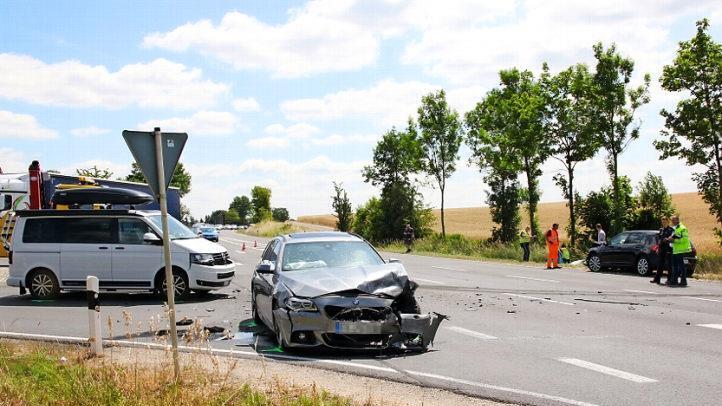 Auf der B 303-Abzweigung Ebersdorf West wurden gleich vier Fahrzeuge in einen Unfall verwickelt. Alle Fahrzeuge wurden derart stark beschädigt, dass sie abgeschleppt werden mussten. Foto: Michael Stelzner
