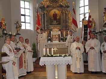 Erzbischof Ludwig Schick hielt die Eucharistiefeier zum Abschluss der Kirchenrenovierungsarbeiten. Foto: Mathias Erlwein