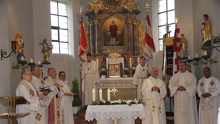 Erzbischof Ludwig Schick hielt die Eucharistiefeier zum Abschluss der Kirchenrenovierungsarbeiten. Foto: Mathias Erlwein