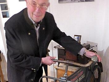 Karl-Heinz Müller inspiziert das Spenglerfahrrad von Hermann Walther.  Fotos: Volker Gundel