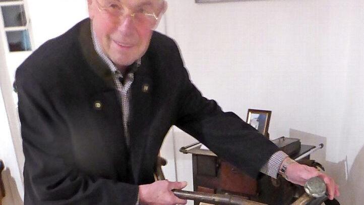 Karl-Heinz Müller inspiziert das Spenglerfahrrad von Hermann Walther.  Fotos: Volker Gundel