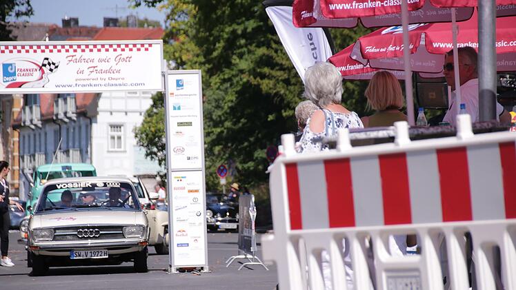 Schöne Oldtimer gab es beim Start der Franken Classic in der Kurhausstraße zu sehen. Foto: Benedikt Borst
