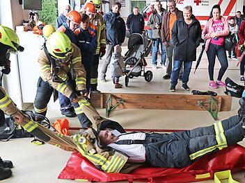 Die Zuschauer der Haupt&uuml;bung waren beeindruckt, wie schnell ein in Not geratener Kamerad von seiner Jacke befreit werden kann.