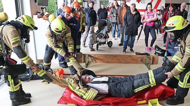 Die Zuschauer der Haupt&uuml;bung waren beeindruckt, wie schnell ein in Not geratener Kamerad von seiner Jacke befreit werden kann.
