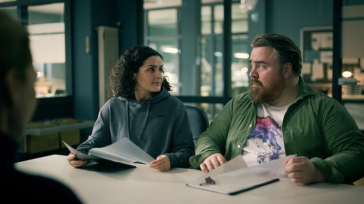 Dr. Isabella Alieghieri (Nagmeh Alaei) und Weyer (Tristan Seith) sollen Helens falsche Identit&auml;t bezeugen.