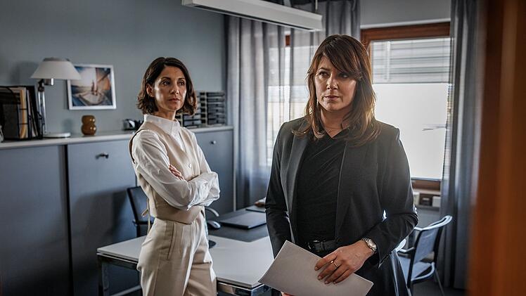 Alex Beijer (Jennie Silfverhjelm, rechts), Leiterin der Mordkommission, ist nicht gut auf die neue Polizeichefin Ebba St&aring;hl (Nina Zanjani) zu sprechen, nachdem sie Beck einfach versetzt hat. Au&szlig;erdem soll Alex ihre Mitarbeiter bewerten, was nicht nur ihr missf&auml;llt.