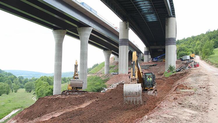 Die Bagger arbeiten mit Hochdruck.