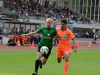 Lauf-Duell vor ansehnlicher Kulisse: Schweinfurts Daniel Mache im Zweikampf mit dem Fürther Abwehrspieler Kai Hufnagel. Foto: Jürgen Schmitt