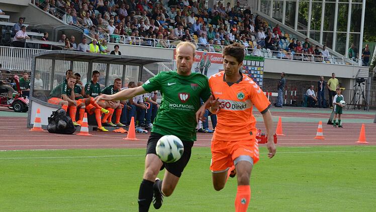 Lauf-Duell vor ansehnlicher Kulisse: Schweinfurts Daniel Mache im Zweikampf mit dem Fürther Abwehrspieler Kai Hufnagel. Foto: Jürgen Schmitt