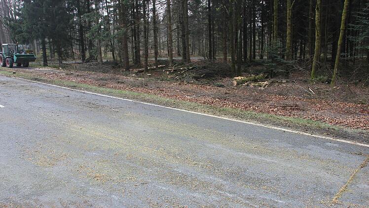 Die Staatsstraße ist verschmutzt und wird regelmäßig gesäubert.