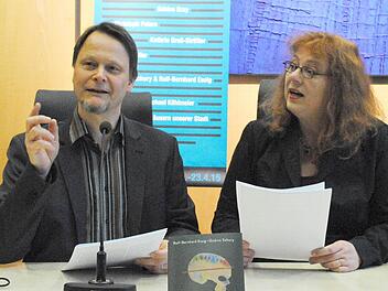 Berichteten von päpstlich gesegneten Mörderhänden und dem diebischen Vergnügen genialer Kunstfälscher: Gudrun Schury und Rolf-Bernhard Essig bei "Coburg liest" - an passendem Ort, im Schwurgerichtssal des Landgerichtes Coburg.  Foto: Carolin Herrmann