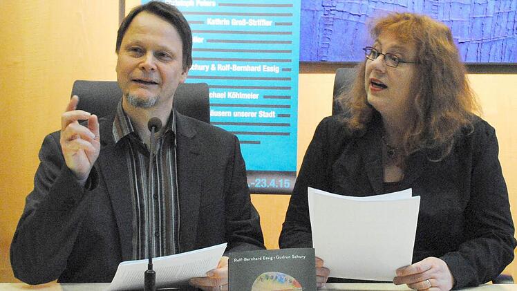 Berichteten von päpstlich gesegneten Mörderhänden und dem diebischen Vergnügen genialer Kunstfälscher: Gudrun Schury und Rolf-Bernhard Essig bei "Coburg liest" - an passendem Ort, im Schwurgerichtssal des Landgerichtes Coburg.  Foto: Carolin Herrmann