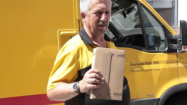 Die Zusteller liefern erst die aktuelle Post aus.  Foto: Josef Hofbauer