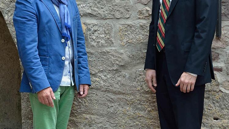 Bürgermeister Karlheinz Kickuth nahm die Bodenplatten-Spende der Firma Schaeffler von Lars Nielszarski (r.) entgegen.  Foto: Winfried Ehling