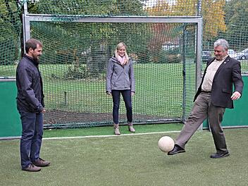 Den Ball spielte bei der offiziellen Freigabe des Kleinspielfeldes Johannes Bayer (links) dem Eberner Bürgermeister (rechts) zu, während Ute Barthelmann (Mitte) vom Bauamt das Tor hütete und sich weder von ihrem Chef noch von Johannes Bayer vom Landratsamt ein "Ei ins Netz" legen ließ.  Foto: Helmut Will