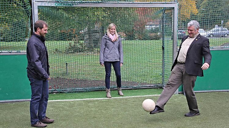 Den Ball spielte bei der offiziellen Freigabe des Kleinspielfeldes Johannes Bayer (links) dem Eberner Bürgermeister (rechts) zu, während Ute Barthelmann (Mitte) vom Bauamt das Tor hütete und sich weder von ihrem Chef noch von Johannes Bayer vom Landratsamt ein "Ei ins Netz" legen ließ.  Foto: Helmut Will