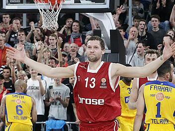Janis Strelnieks, der gerade zum Basketballer des Jahres in Lettland gewählt wurde, und seine Teamkollegen bei den Brose Baskets verzücken Freak City mit Topleistungen in der Euroleague. Ob der deutsche Meister aber auch in der neuen Saison in der Königsklasse vertreten ist, steht in den Sternen. Foto: sportpress