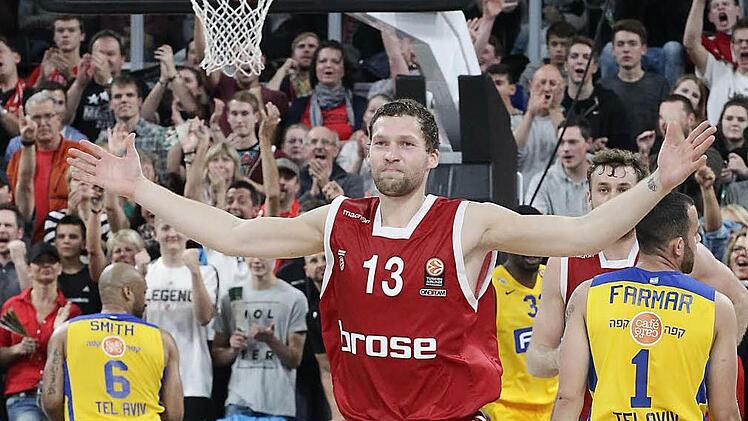 Janis Strelnieks, der gerade zum Basketballer des Jahres in Lettland gewählt wurde, und seine Teamkollegen bei den Brose Baskets verzücken Freak City mit Topleistungen in der Euroleague. Ob der deutsche Meister aber auch in der neuen Saison in der Königsklasse vertreten ist, steht in den Sternen. Foto: sportpress